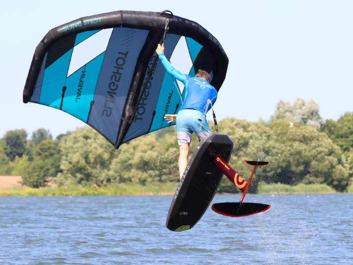 The connection to the wing is rigid, but the spar is also quite thick