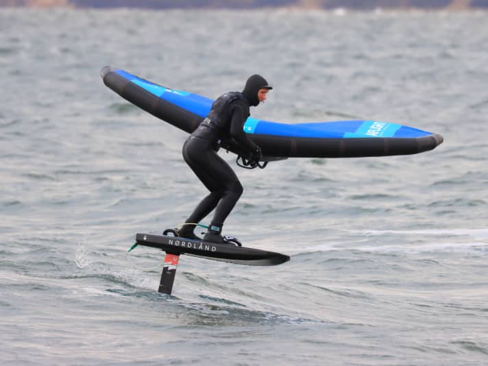 Surfing swell waves with the neutral wing is more relaxed than average