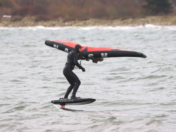 In a neutral position, the low profile in the front area is clearly recognisable