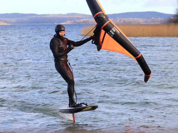 The centre grip loop sits exactly in the pressure point