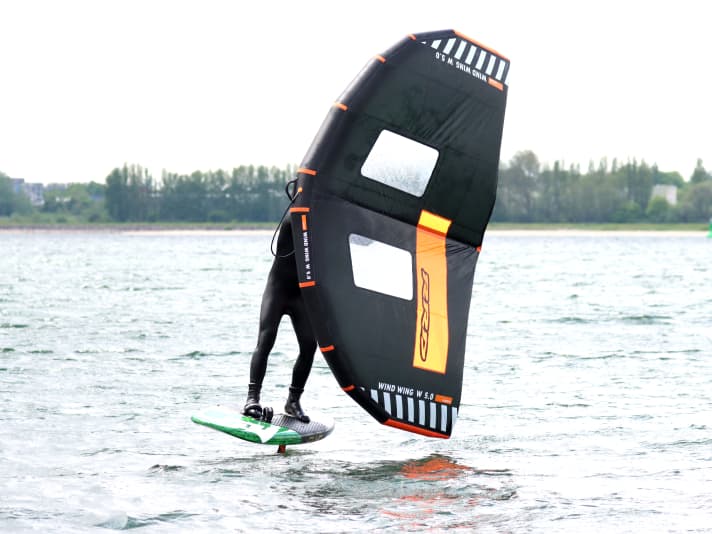 Weit nach hinten gezogene Wingtips können trotz geringer Spannweite dafür sorgen, dass der Wing bei Rotationen und beim Anpumpen Wasserkontakt bekommt
