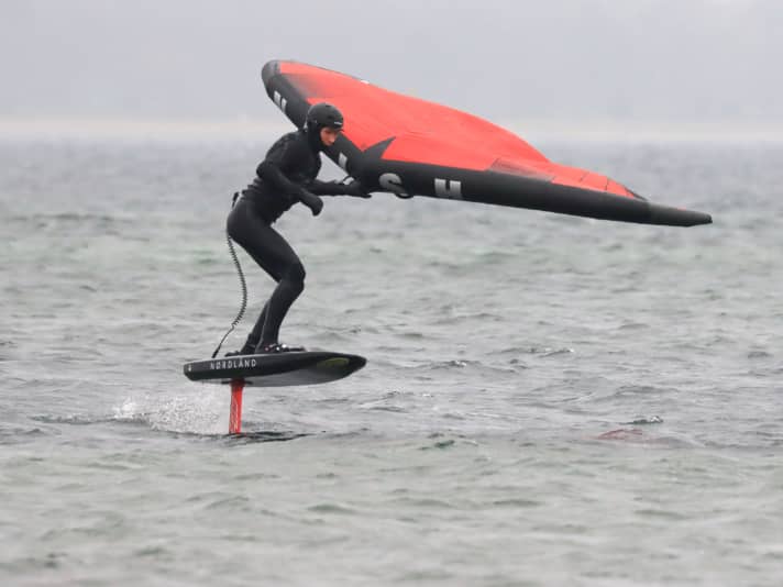 Egal ob in der Dünungswelle oder beim Pumpen, der Naish Matador LT driftet sehr neutral