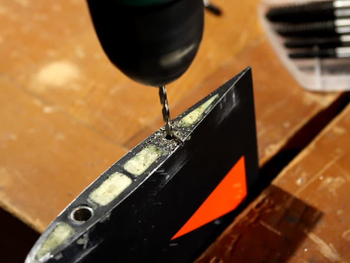 In die abgerissene Schraube bohrst du jetzt vorsichtig einen Kanal. Verwende dazu einen Metallbohrer der ungefähr halb so dick ist wie die Schraube selbst und achte darauf, mittig und senkrecht zu bohren, um das Gewinde nicht zu beschädigen. Bohre etwa 10-20 Millimeter tief...
