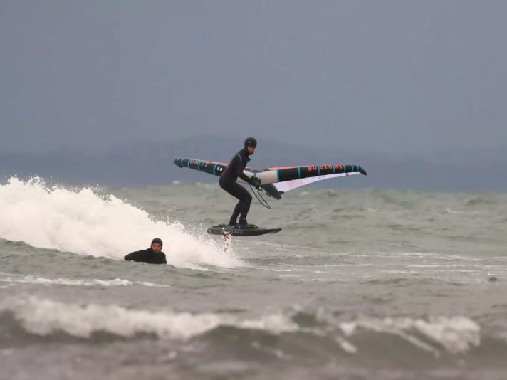 Haltet Abstand zu anderen Wassersportlern