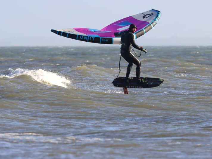 When drifting on the wave, both variants of the unit are very neutral