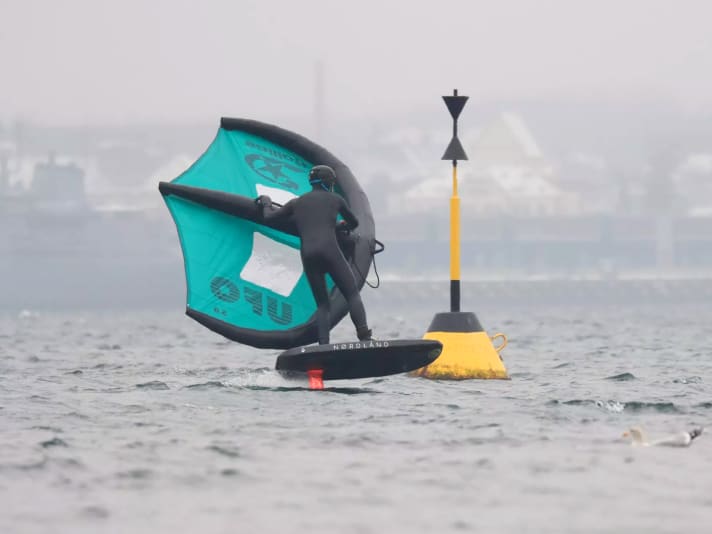 Danke seiner stark abknickenden Flügelspitzen schleift der Wing beim Anpumpen und in Manövern nur selten im Wasser