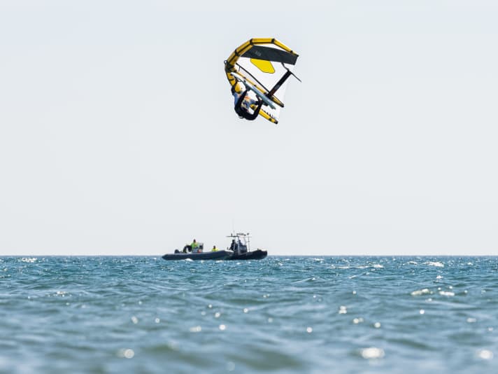 Windsurf-Weltmeister Gollito Estredo kann’s auch auf dem Wingfoil