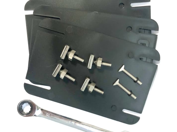 With the foil mount trim system, small wedges are placed between the board and the mounting plate of the foil. This changes the position of the board in the water and in the air.