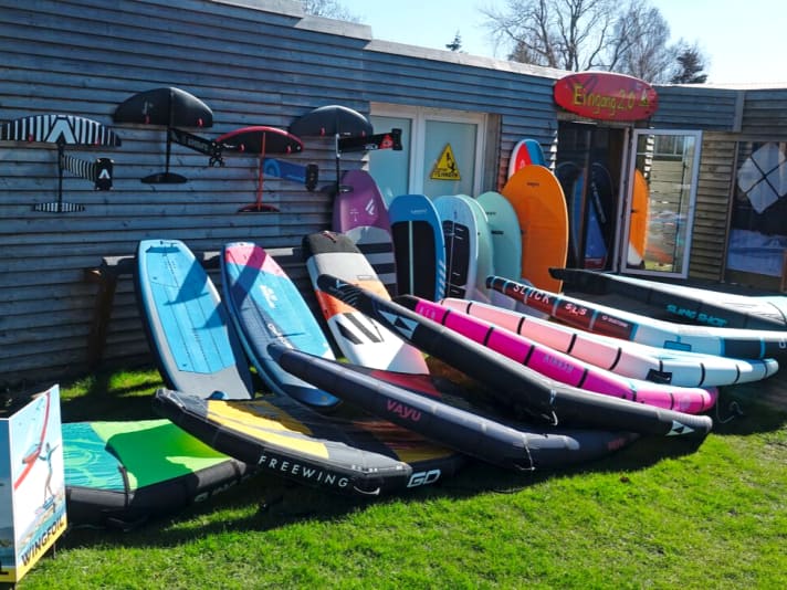 Auch in Shops wie dem Surfshop Fehmarn gibt’s eine große Auswahl an gebrauchtem Wingsurf-Material