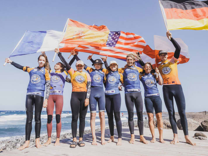 Die Top-4 im Surf-Freestyle v.l.n.r.: Axel Gerard (2.), Orane Ceris (2.), Nia Suardiaz (1.), Chris MacDonald (1.), Bowien van der Linden (3.) Alan Fedit (3.), Agata Bloch (4.) und Benjamin May (4.)