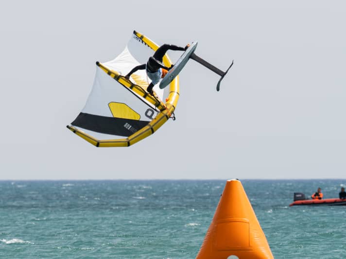 The speed is influenced more by the wing size than by the type of foil. If you want to go high, you should therefore opt for small foils.