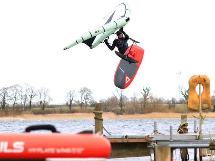 No feather in the air, but absolutely suitable for basic freestyle