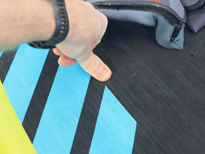 Mit festem Druck sollte man vor allem die Standfläche im Bereich der Schlaufen abdrücken