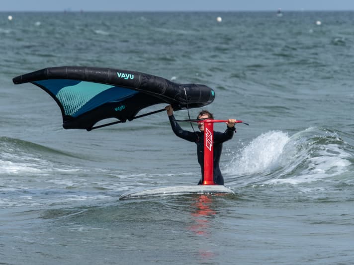 The board must also be turned sooner or later when landing. Always maintain contact with the foil