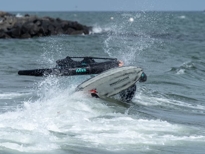 In breaking waves, always hold on to the material and keep the wing at a distance from the foil.
