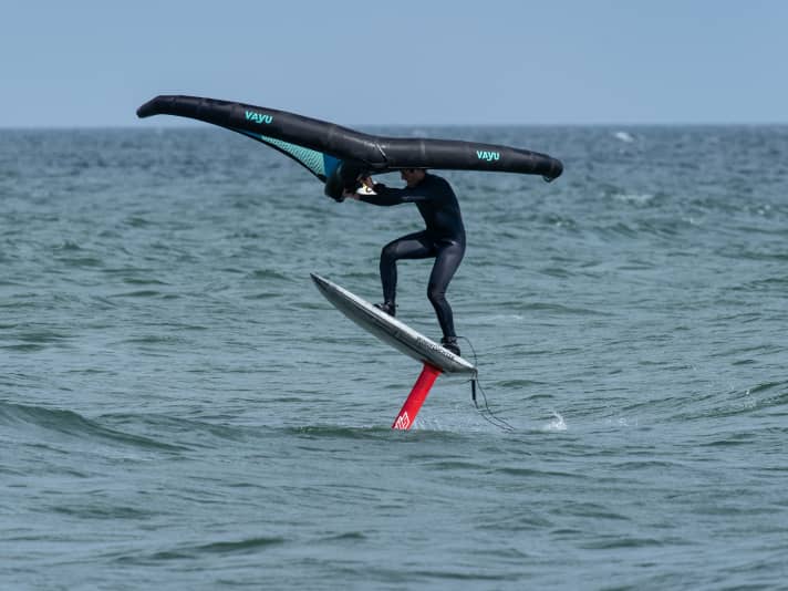 When riding off, do not put too much weight on the back foot, otherwise the foil will lose contact with the water.