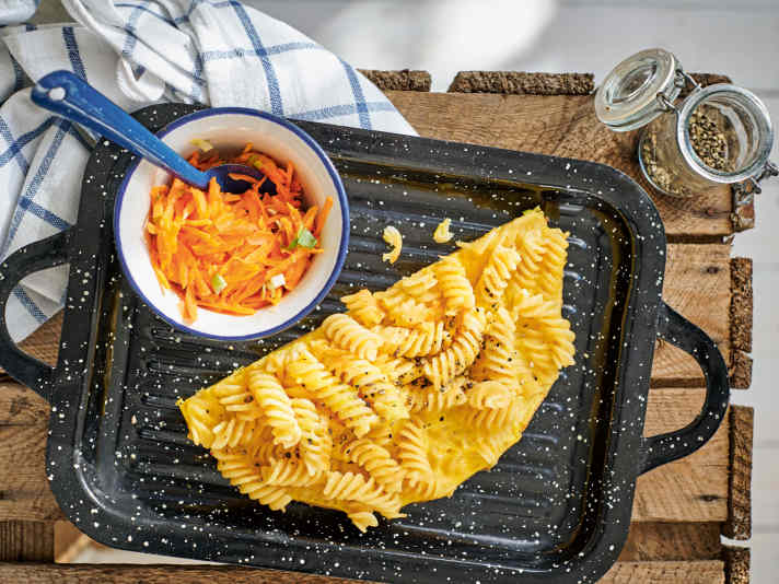 Nudelomelett mit Möhrensalat.