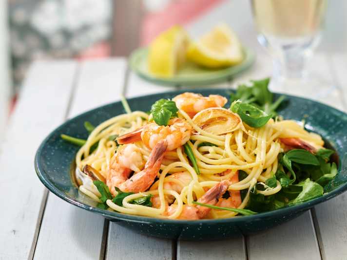 Spaghetti mit Garnelen, Rucola und Zitrone.