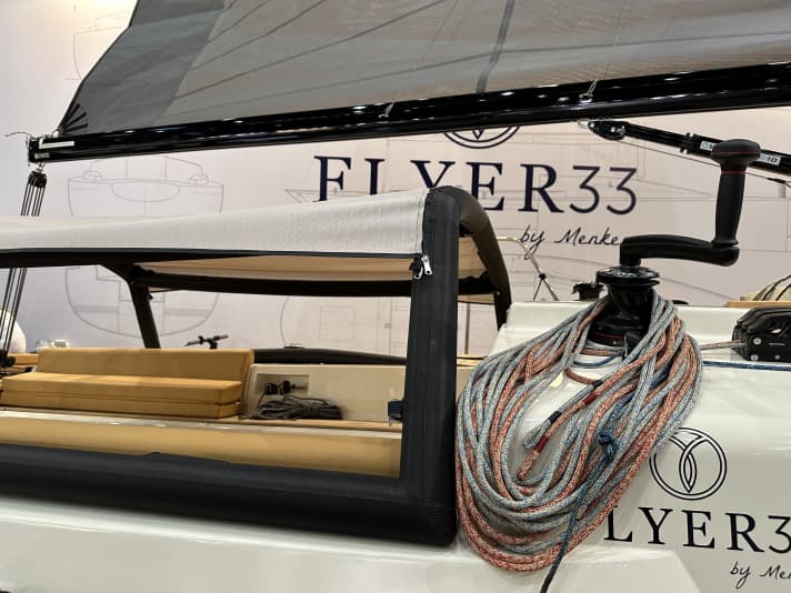 Whether over the cockpit or on the foredeck: the Marin'R sun canopy can be used anywhere