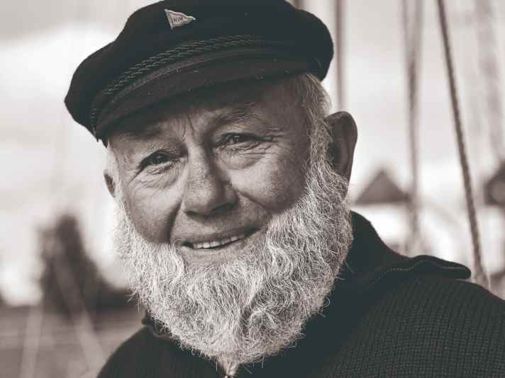 In 1950, Otto Schröder (80 years old here) constructed a sailable paddle boat. In 1967, he buys his first touring yacht. In 1972, he extended the hull of a Seezunge B. The "Alte Liebe" followed in 1994.