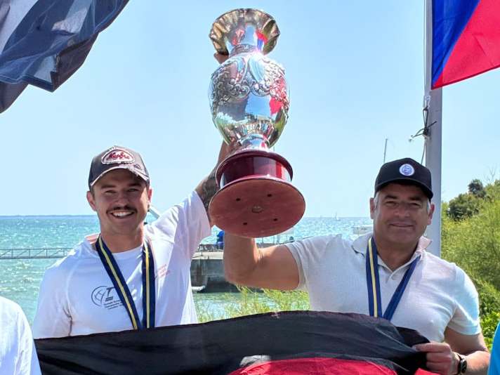 Markus et Nicolas Betz célèbrent leur titre de champions du monde en France.