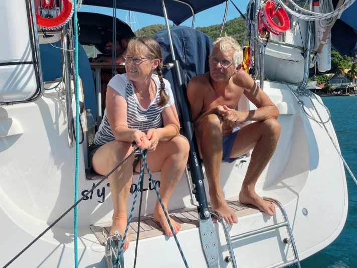 L'ancienne pilote et le développeur de logiciels à la retraite à l'arrière de leur bateau