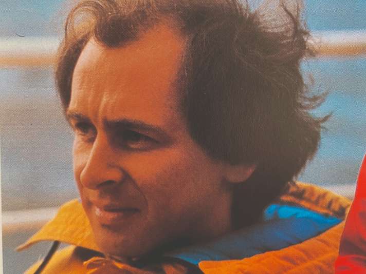 Konrad Delius a dirigé la maison d'édition Delius Klasing en troisième génération jusqu'en septembre 2022. Depuis la vente de l'entreprise familiale au groupe de médias Klambt, il accompagne le cours de YACHT en tant que président du comité consultatif.