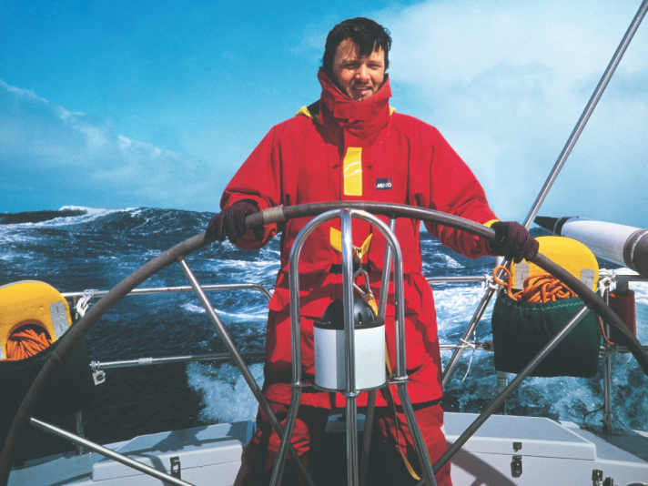 Fridtjof Gunkel kommt aus Helgoland und hat dort im Opti das Segeln gelernt. Der Leiter Test & Technik sowie stellvertretende Chefredakteur war jahrelang aktiver Regattasegler mit Einsätzen vom Starboot bis zum Maxi und ist seit jeher auch 
begeisterter Fahrtensegler. Sein Lieblingsrevier sind die ostschwedischen Schären.