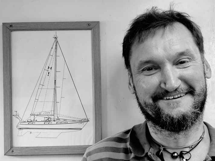 Adam Kus, 47 anni, ha fatto il giro del mondo in barca a vela con la sua compagna. A maggio ha concluso il viaggio a Creta come velista solitario: la sua compagna aveva abbandonato prematuramente la barca a causa dei pirati somali e dei ribelli Houthi.