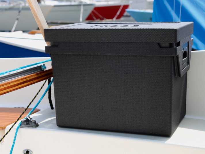 Die Box M misst 52 mal 37 mal 41 Zentimeter und wiegt 5,6  Kilogramm | Bootsausstattung