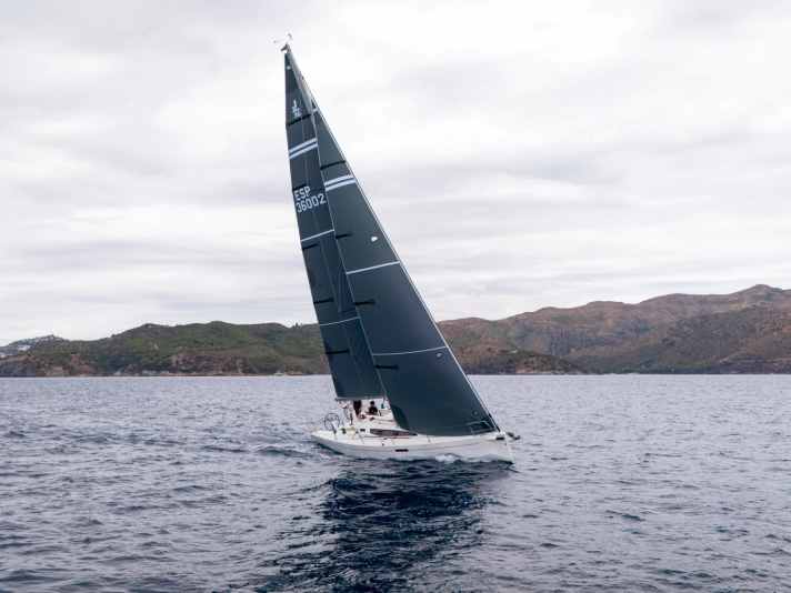 Hull length 10.99 m; width 3.60 m; weight 5.1 tonnes; from 293,890 euros.