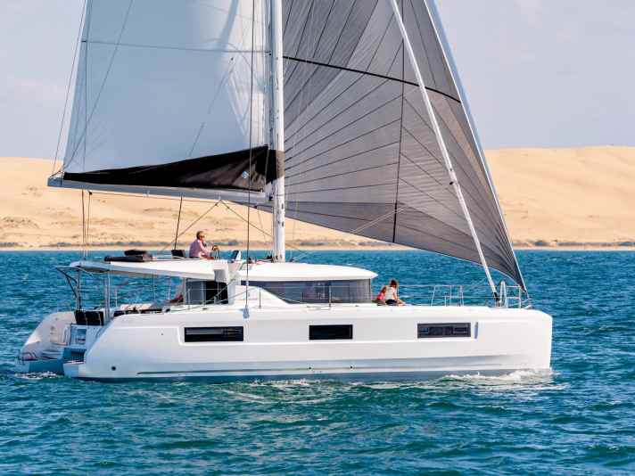 Lunghezza scafo 13,99 m; larghezza 7,96 m; peso 16,3 tonnellate; da 785.050 euro