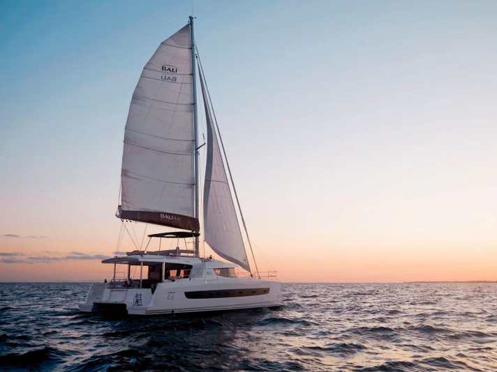 Longueur de la coque 13,74 m ; largeur 7,66 m ; poids 13,6 t ; à partir de 755.650 euros.