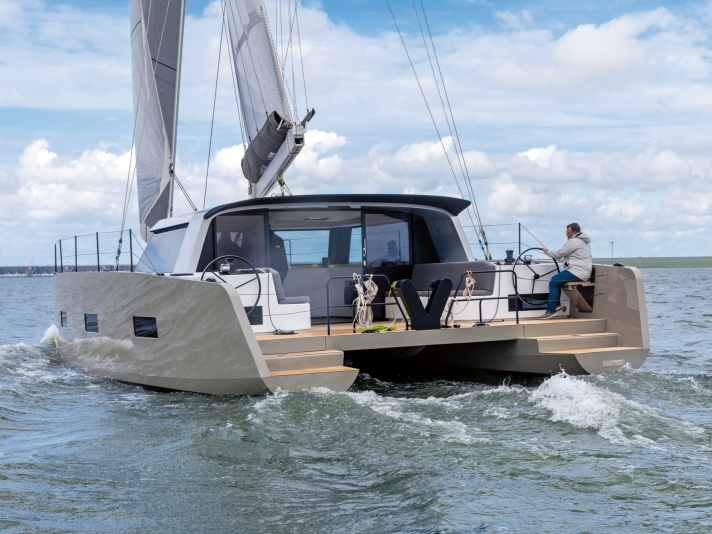 Vaan R4: Länge 12,80 m; Breite 7,05 m;  Gewicht 10,9 t; ab 1.076.650 Euro.