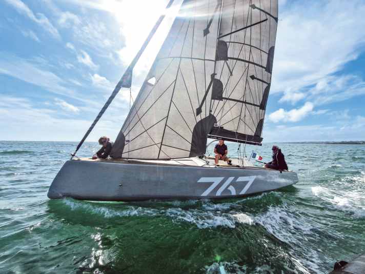 Cape Cod 767 : longueur de la coque 7,67 m ; largeur 2,54 m ; poids 1,25 t ; à partir de 124 790 euros.