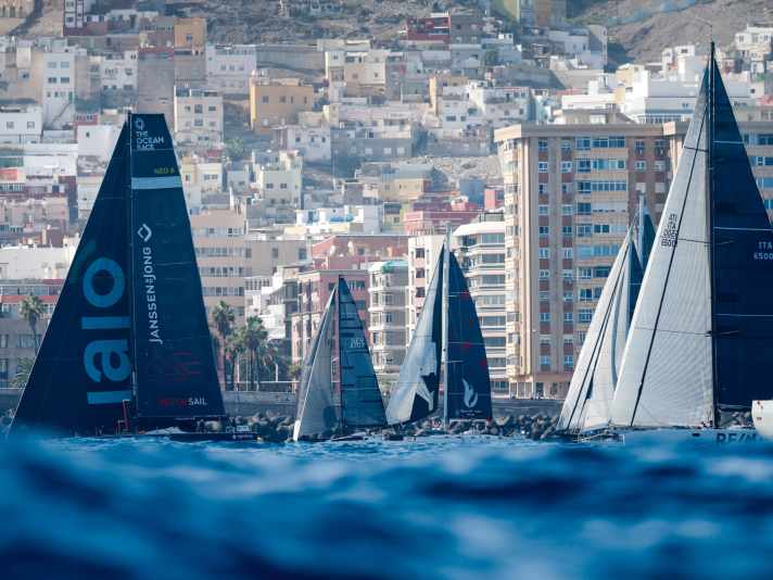 Nonostante l'enorme differenza di dimensioni, il Volvo 65 racer "NextGen by Jajo" (a sinistra) e il JPK 1030 "Heartbeat 2" (a destra) di Marlene Brudek hanno iniziato la gara insieme nel 2025.