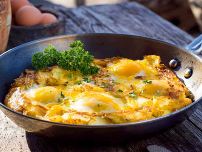 Tortilla rustique aux pommes de terre et aux œufs.