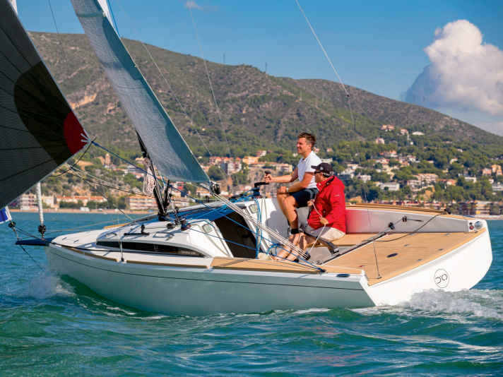 ​Cape Cod 767: Rumpflänge 7,76 m; Breite 2,54 m; Gewicht 1,25 t; ab 124.790 Euro.