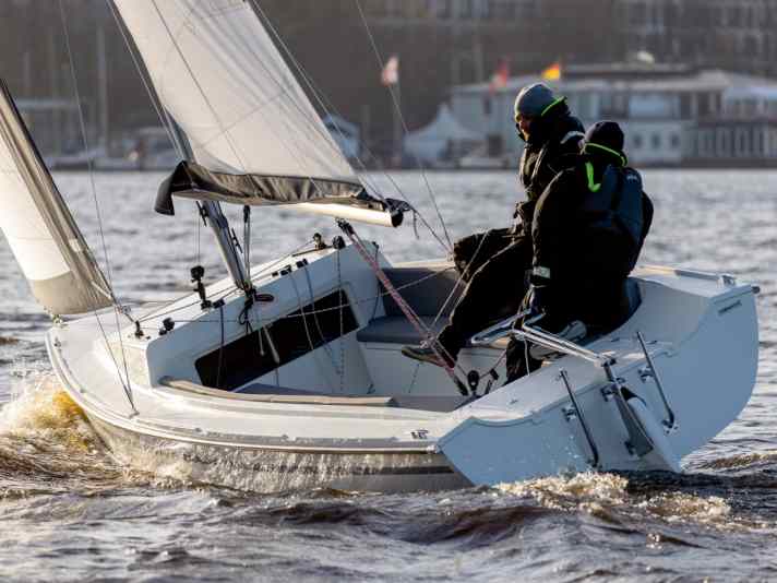 Lunghezza dello scafo 6,60 m; larghezza 2,30 m; peso 800 kg; a partire da 28.900 euro.