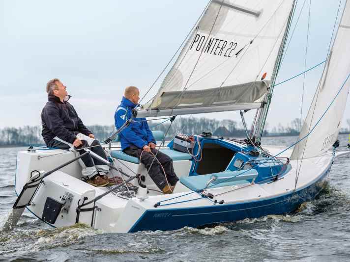 Lunghezza dello scafo 6,50 m; larghezza 2,20 m; peso 750 kg; a partire da 50.400 euro.