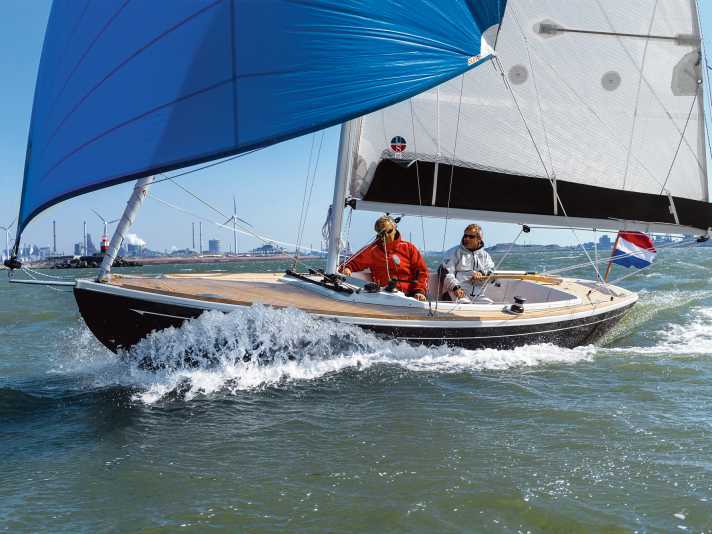 Hull length 6.90 m; width 2.05 m; weight 1.0 t; from 61,285 euros.