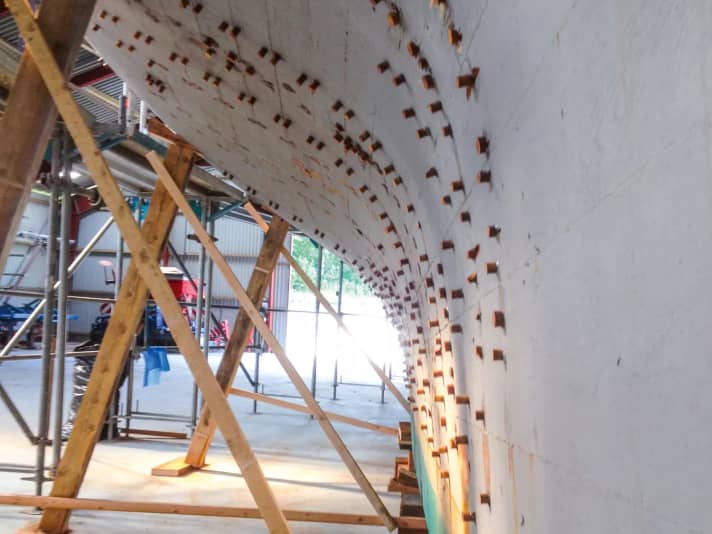 Dove i telai sono stati sostituiti, i fori dei rivetti hanno dovuto essere sigillati con tappi di teak.