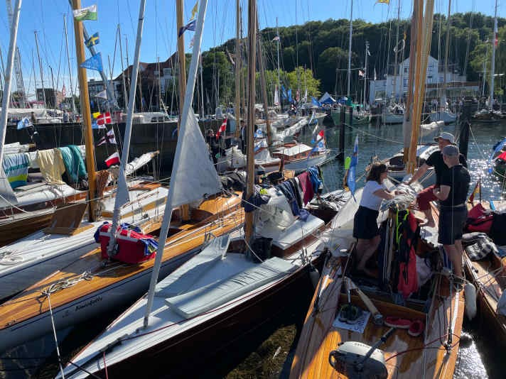 Flotte de bateaux classiques dans le bassin devant le KYC.