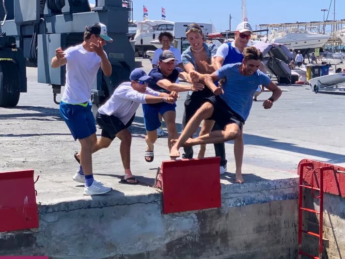 Off to the winner's pool: the youngsters take world champion Ole Schweckendiek into the cool water