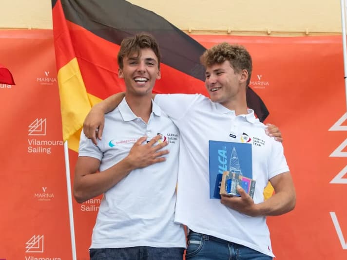 German-German World Championship happiness: World Champion Ole Schweckendiek and bronze medallist Julian Hoffmann enjoy their success on the World Championship podium in Vilamoura |