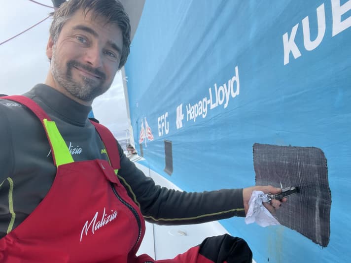 Jüngster “Bord-Gruß” von Boris Herrmann bei einer Kleinreparatur an seinem Vorsegel#RDR 2022