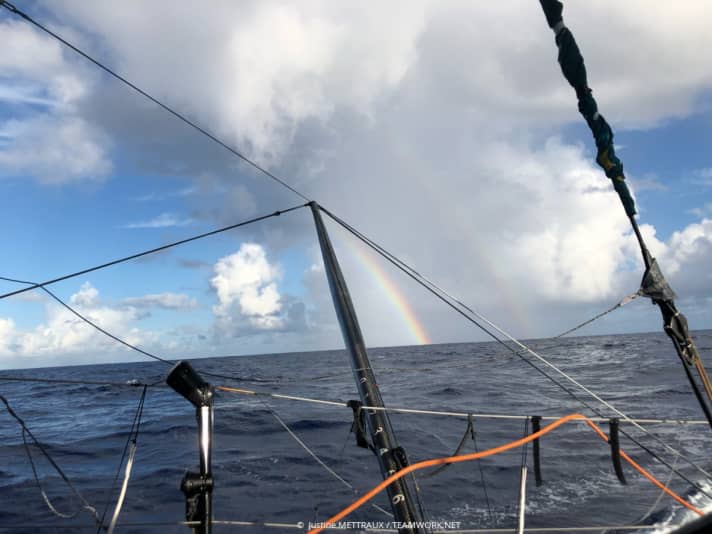 Der Blick aus dem Heck von „Teamwork.net“ der Schweizerin Justine Mettraux bei ihrem „Regenbogen-Rennen“