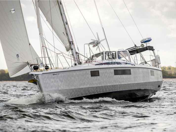 Lunghezza scafo: 13,98 m; lunghezza al galleggiamento: 12,66 m; larghezza: 4,29 m; pescaggio: 1,05/2,90 m; peso (con asse centrale integrato): 11,6 t.