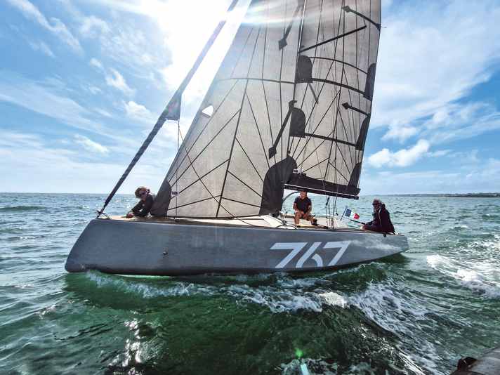 Cape Cod 767: lunghezza scafo 7,76 m; larghezza 2,54 m; peso 1,25 tonnellate; da 124.790 euro.