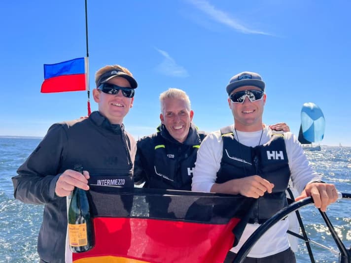 L'armatore di "Intermezzo" Jens Kuphal (al centro) con lo skipper Robert Stanjek (a destra) e Max Gurgel